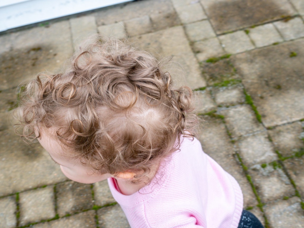 toddler-curls-motherhood