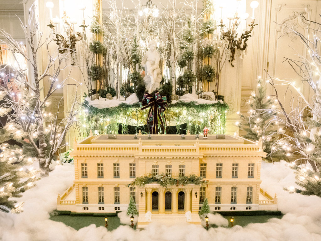 the-newport-mansions-at-christmas-time