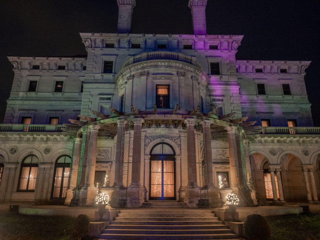 the-newport-mansions-at-christmas-time