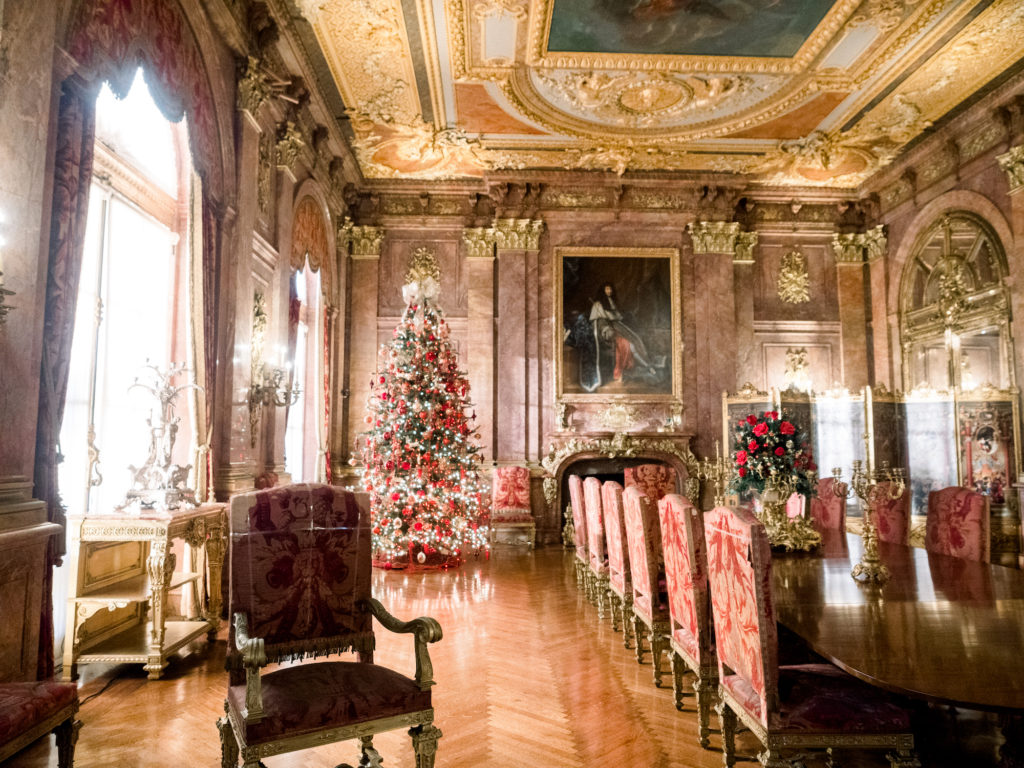 the-newport-mansions-at-christmas-time