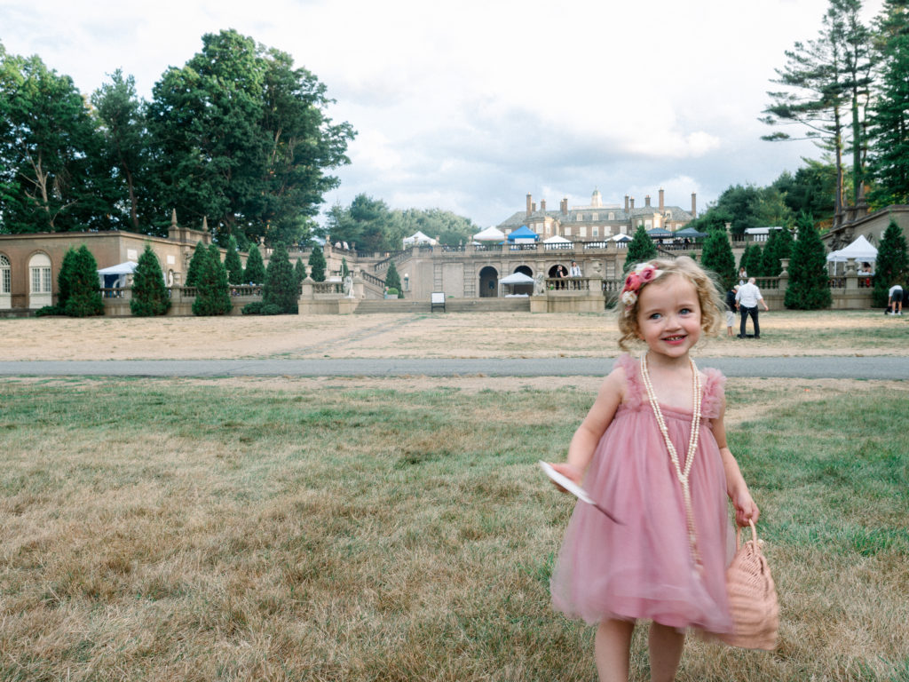 mom-travel-blogger-1920s-lawn-party